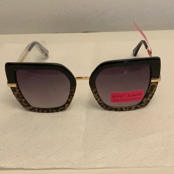 NWT Betsey Johnson square sunglasses. - Picture 1 of 3